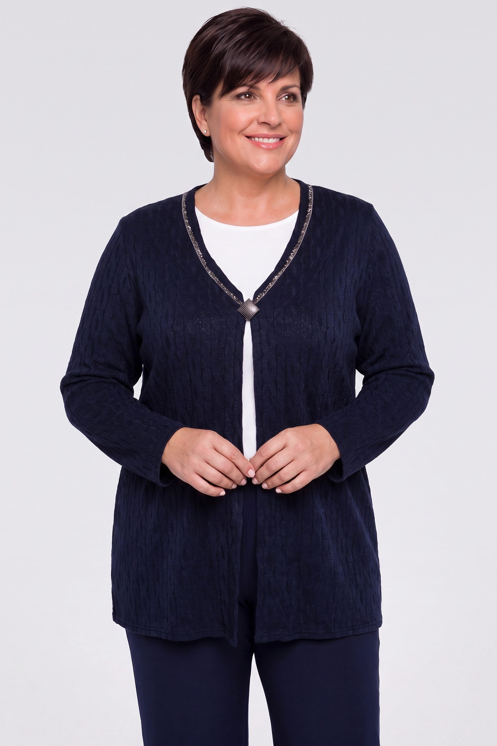 Granatowy sweter z odpinaną broszką