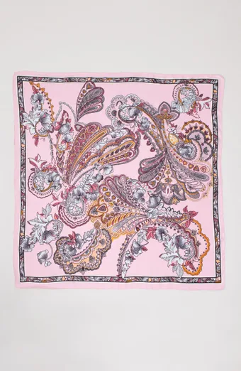 Różowa apaszka w ornamenty