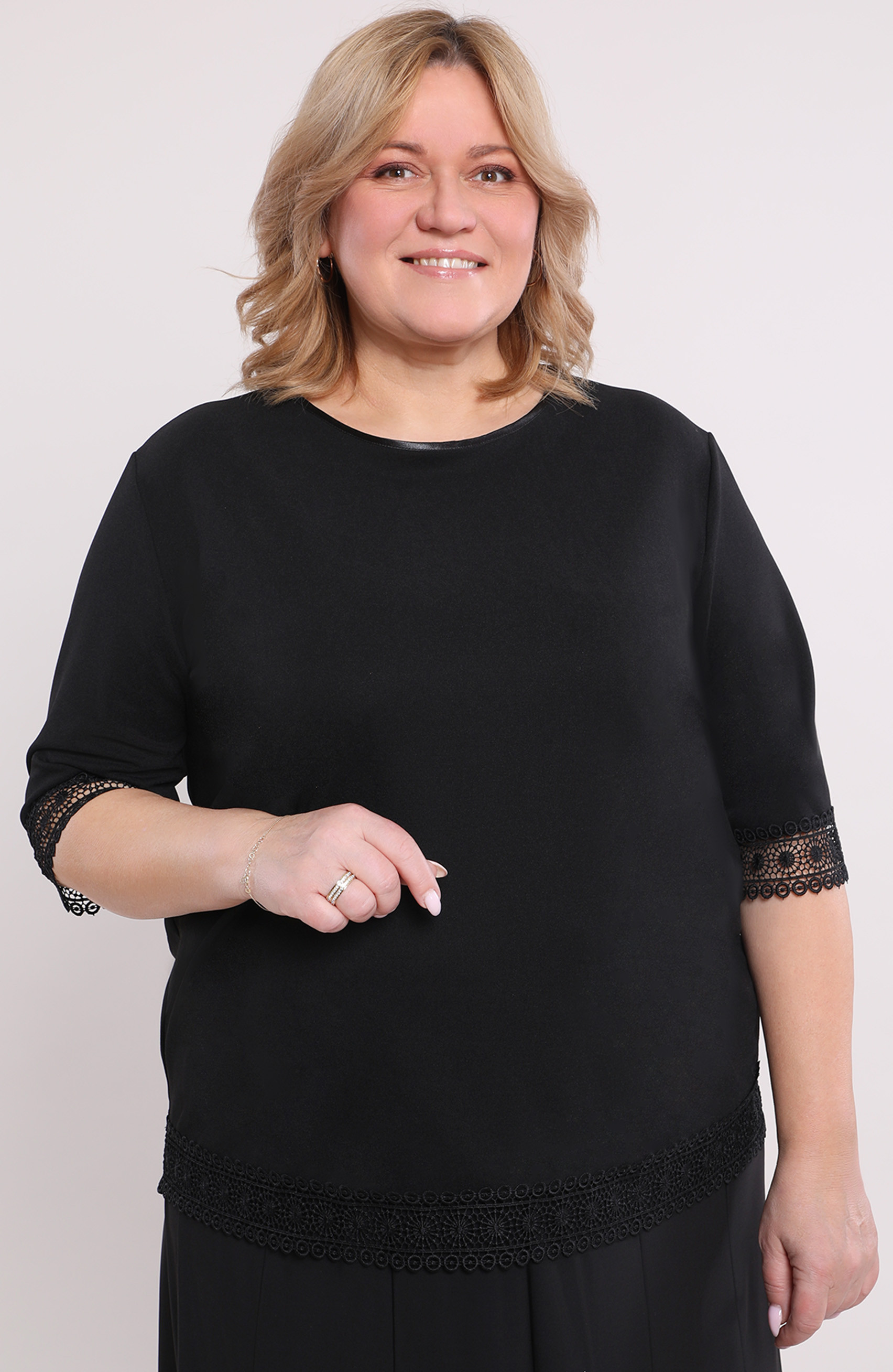 Czarna bluzka z koronką